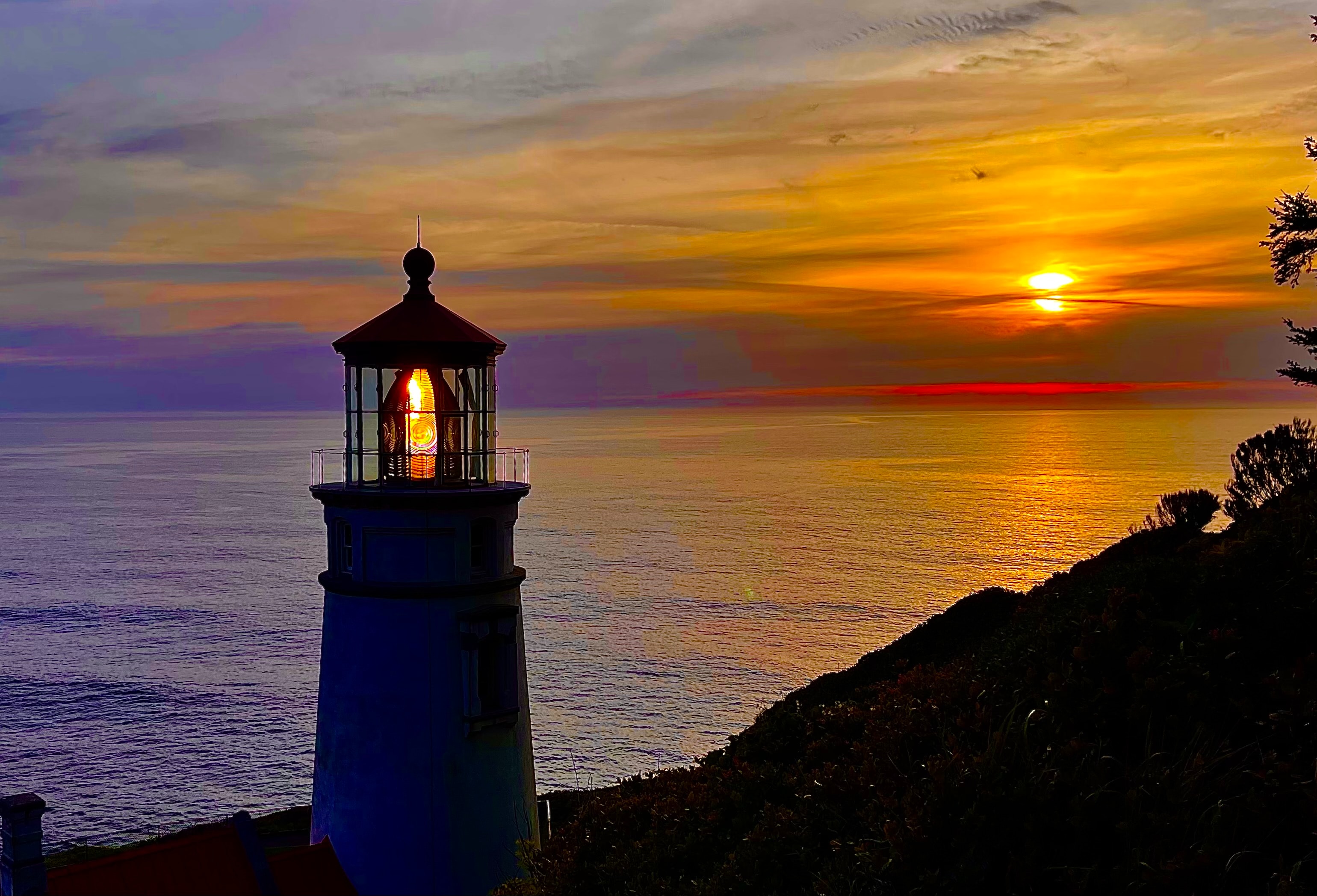 Photo d'un phare à la tombée de la nuit Photo d'un phare à la tombée de la nuit